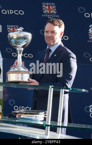 Ascot, Berkshire, Royaume-Uni. 19 octobre 2024. L'entraîneur Aidain O'Brien a reçu le prix Champion Flat Trainer 2024 aujourd'hui à l'hippodrome d'Ascot dans le Berkshire lors de la QIPCO British Champions Day 2024. Il y a un an, Aidan a rehaussé son 4 000e vainqueur. Aidan a été entraîneur champion en Grande-Bretagne sept fois, y compris cette année. Crédit : Maureen McLean/Alamy Live News Banque D'Images