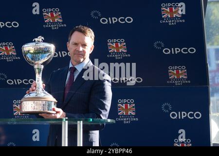 Ascot, Berkshire, Royaume-Uni. 19 octobre 2024. L'entraîneur Aidain O'Brien a reçu le prix Champion Flat Trainer 2024 aujourd'hui à l'hippodrome d'Ascot dans le Berkshire lors de la QIPCO British Champions Day 2024. Il y a un an, Aidan a rehaussé son 4 000e vainqueur. Aidan a été entraîneur champion en Grande-Bretagne sept fois, y compris cette année. Crédit : Maureen McLean/Alamy Live News Banque D'Images