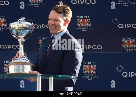 Ascot, Berkshire, Royaume-Uni. 19 octobre 2024. L'entraîneur Aidain O'Brien a reçu le prix Champion Flat Trainer 2024 aujourd'hui à l'hippodrome d'Ascot dans le Berkshire lors de la QIPCO British Champions Day 2024. Il y a un an, Aidan a rehaussé son 4 000e vainqueur. Aidan a été entraîneur champion en Grande-Bretagne sept fois, y compris cette année. Crédit : Maureen McLean/Alamy Live News Banque D'Images