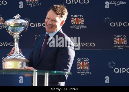 Ascot, Berkshire, Royaume-Uni. 19 octobre 2024. L'entraîneur Aidain O'Brien a reçu le prix Champion Flat Trainer 2024 aujourd'hui à l'hippodrome d'Ascot dans le Berkshire lors de la QIPCO British Champions Day 2024. Il y a un an, Aidan a rehaussé son 4 000e vainqueur. Aidan a été entraîneur champion en Grande-Bretagne sept fois, y compris cette année. Crédit : Maureen McLean/Alamy Live News Banque D'Images