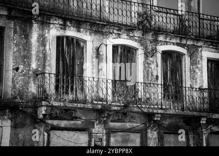 Une vieille maison en ruines dans le centre de Lisbonne près du château de Saint Jorge, Portugal Banque D'Images