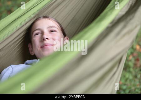 Fille dans un hamac dans le jardin Banque D'Images