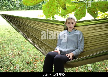 Fille dans un hamac dans le jardin Banque D'Images