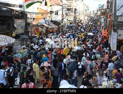 New Delhi, Inde. 19 octobre 2024. NEW DELHI, INDE - 19 OCTOBRE : les gens font du shopping avant le festival Diwali à Sadar Bazar, le 19 octobre 2024 à New Delhi, Inde. (Photo de Sonu Mehta/Hindustan Times/Sipa USA ) crédit : Sipa USA/Alamy Live News Banque D'Images