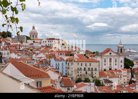 Vue panoramique sur le quartier Alfama à Lisbonne et le large fleuve Tajo, Portugal Banque D'Images