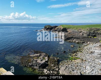 Saint Johns pointe avec les rochers dangereux que les navires doivent surveiller les roches d'un drone UAV Banque D'Images