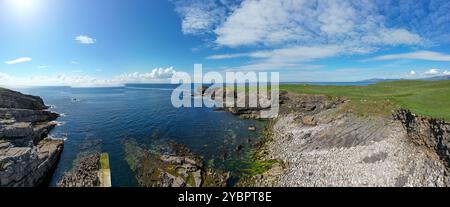 Saint Johns pointe avec les rochers dangereux que les navires doivent surveiller les roches d'un drone UAV Banque D'Images