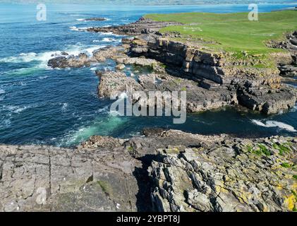 Saint Johns pointe avec les rochers dangereux que les navires doivent surveiller les roches d'un drone UAV Banque D'Images