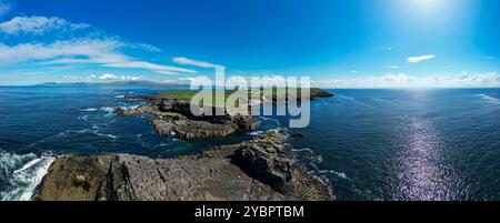 Saint Johns pointe avec les rochers dangereux que les navires doivent surveiller les roches d'un drone UAV Banque D'Images