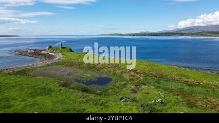 Saint Johns pointe avec les rochers dangereux que les navires doivent surveiller les roches d'un drone UAV avec une ruine de château sur la pointe Banque D'Images