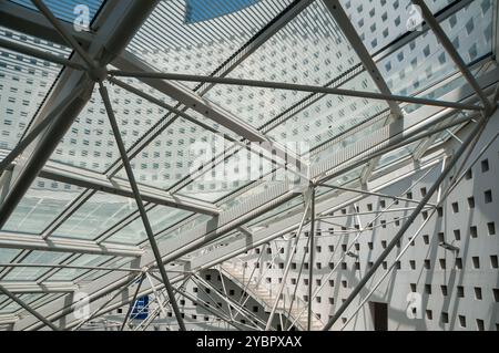 Aperçu des intérieurs architecturaux de la nouvelle université de médecine Federico II de Scampia. Naples, Campanie, Italie, Europe Banque D'Images