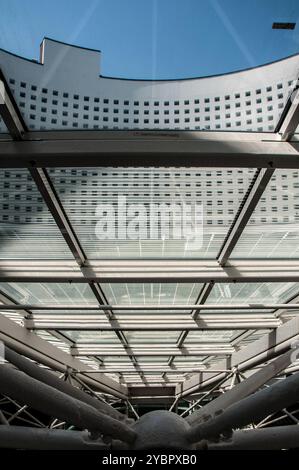 Aperçu des intérieurs architecturaux de la nouvelle université de médecine Federico II de Scampia. Naples, Campanie, Italie, Europe Banque D'Images