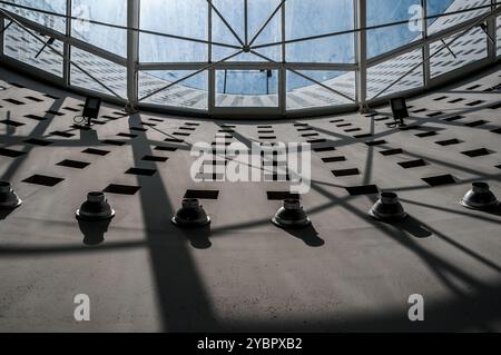 Aperçu des intérieurs architecturaux de la nouvelle université de médecine Federico II de Scampia. Naples, Campanie, Italie, Europe Banque D'Images