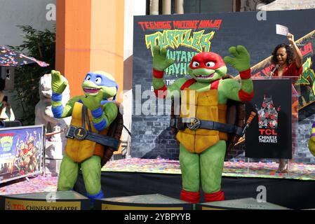 Leonardo, Donatello, Michaelangelo et Raphael lors de la cérémonie d'empreinte de la main des Tortues Ninja Teenage mutant Ninja dans le ciment qui s'est tenue au TCL Chinese Theatre à Hollywood, aux États-Unis, le 7 septembre 2023. Banque D'Images