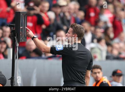 Leverkusen, Allemagne. 19 octobre 2024. L'arbitre Felix Brych regarde le moniteur de l'arbitre assistant vidéo (VAR) pendant le match de Bundesliga entre Leverkusen et Eintracht Francfort au BayArena Stadion. ( Score final ; Bayer 04 Leverkusen 2:1 Eintracht Frankfurt crédit : SOPA images Limited/Alamy Live News Banque D'Images