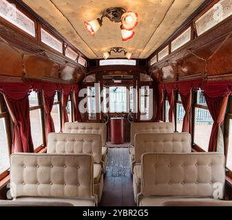 Mobilier luxueux dans un vieux tramway historique à Lisbonne, Portugal Banque D'Images