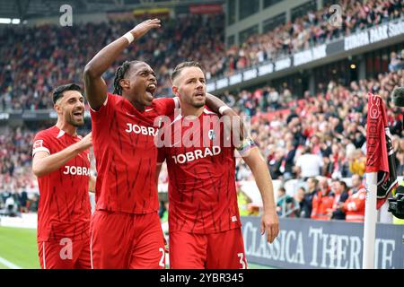 Freiburg, Deutschland. 19 octobre 2024. Vincenzo Grifo (SC Freiburg) und Junior Adamu (SC Freiburg) feiern den Torschützen Christian Günter (SC Freiburg) für sein Tor zum 3:0 Halbzeitstand beim Spiel der 1. FBL : 24-25:1. FBL : 24-25:7. Sptg. SC Freiburg - FC Augsburg LA RÉGLEMENTATION DFL INTERDIT TOUTE UTILISATION DE PHOTOGRAPHIES COMME SÉQUENCES D'IMAGES ET/OU QUASI-VIDEONann crédit : dpa/Alamy Live News Banque D'Images