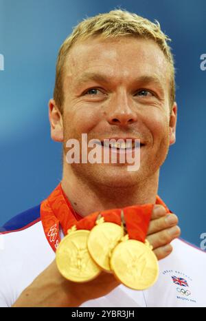 Photo du dossier datée du 19/08/08 de Sir Chris Hoy avec ses trois médailles d'or aux Jeux olympiques de Beijing de 2008. Le six fois champion olympique a annoncé que son cancer est en phase terminale et qu’il lui reste deux à quatre ans à vivre, selon le Sunday Times. Date d'émission : samedi 19 octobre 2024. Banque D'Images