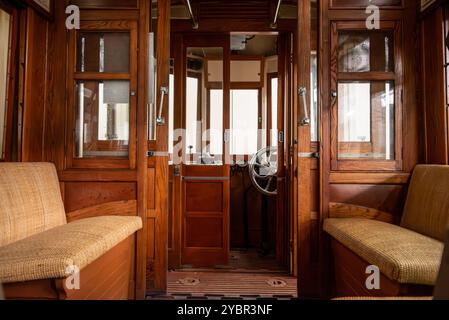 Luxueux mobilier en bois dans un vieux tramway historique à Lisbonne, Portugal Banque D'Images