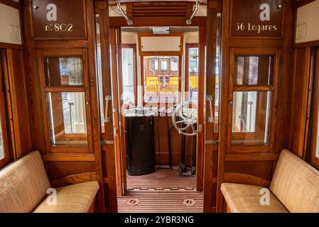 Luxueux mobilier en bois dans un vieux tramway historique à Lisbonne, Portugal Banque D'Images