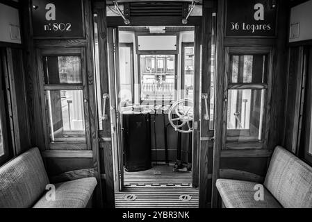 Cabine de conducteur d'un vieux tramway historique à Lisbonne, Portugal Banque D'Images