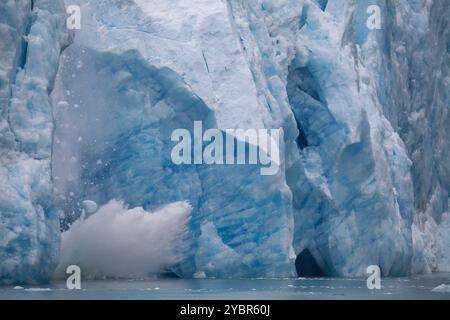 Un gros morceau de glace provenant du glacier Dawes, Endicott Arm, sud-est de l'Alaska Banque D'Images