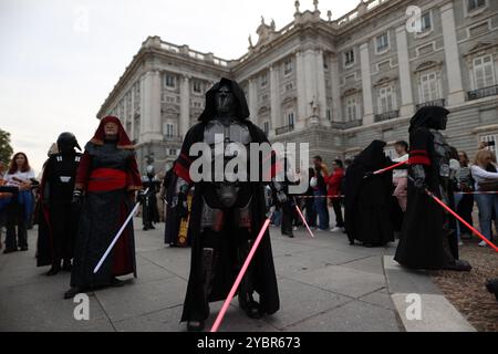 Madrid, Espagne. 19 octobre 2024. Une armée de fans habillés comme des personnages de la série Star Wars a défilé dans les rues du centre de Madrid cet après-midi pour sensibiliser le public au cancer lors d'une nouvelle édition de l'événement caritatif « Training Day ». 500 personnes habillées en membres de l'armée impériale et d'autres personnages de la saga Star Wars ont défilé. Crédit : D. Canales Carvajal/Alamy Live News Banque D'Images