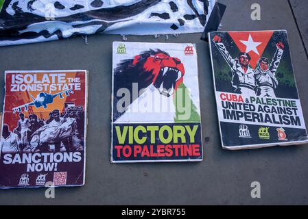 Londres, Royaume-Uni. 19 octobre 2024. Les pancartes reposent sur le sol pendant la démonstration. Des milliers de manifestants pro-palestiniens se sont rassemblés avec des fleurs et des jouets pour commémorer les victimes innocentes à Trafalgar Square à Londres, au Royaume-Uni. Il y a eu une petite contre-manifestation pro-israélienne également pendant la manifestation. (Photo de Krisztian Elek/SOPA images/SIPA USA) crédit : SIPA USA/Alamy Live News Banque D'Images