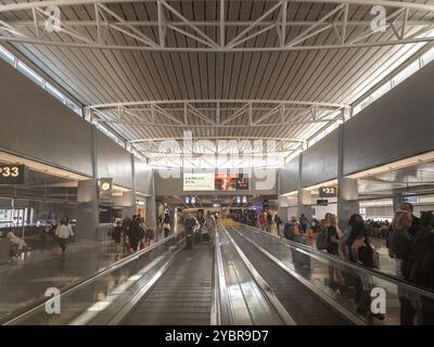 LAS VEGAS - 19 AOÛT 2024 : la zone des départs de l'aéroport international Harry Reid de Las Vegas, avec les passagers se dirigeant vers leurs portes d'embarquement. ha Banque D'Images