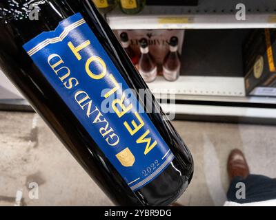 BELGRADE, SERBIE - 21 AOÛT 2024 : logo Grand Sud sur une bouteille de vin Merlot en vente dans un supermarché de Belgrade. Grand Sud est un producteur de vin français Banque D'Images