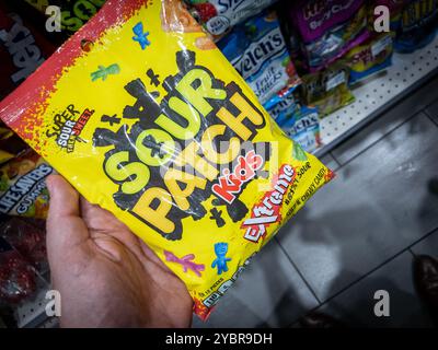 LAS VEGAS - 19 AOÛT 2024 : Sour Patch Kids Extreme Candy Pack à vendre dans un magasin de Las Vegas. Les enfants Sour Patch sont des bonbons doux produits par Mondelez i. Banque D'Images