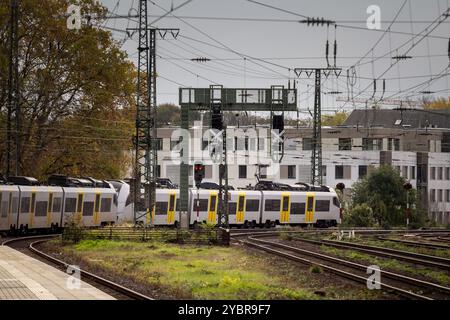 Un train EMU au départ de Koln Westbahnhof pour un service de banlieue. Koln Westbhf est la gare ouest de Cologne, dans la banlieue de Neustadt. Banque D'Images