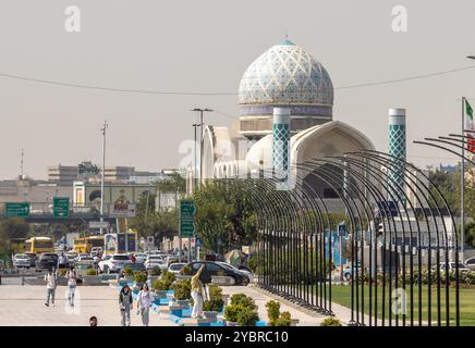 Téhéran Iran septembre 26 2024 : vue de la Mosquée 72 Tan depuis la place Azadi Banque D'Images