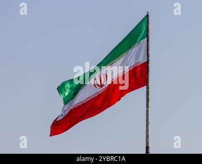 Drapeau iranien agitant au vent. Vrai drapeau de l'Iran Banque D'Images