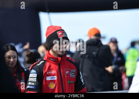 MELBOURNE, AUSTRALIE. 20 octobre 2024. Sur la photo : Francesco Bagnaia, #1 d'Italie, chevauchant pour Ducati Lenovo lors de la marche des héros MotoGP au Qatar Airways Australian Motorcycle Grand Prix 2024 qui s'est tenu sur le circuit de Phillip Island. Crédit : Karl Phillipson/Alamy Live News Banque D'Images