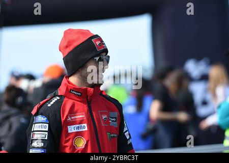 MELBOURNE, AUSTRALIE. 20 octobre 2024. Sur la photo : Francesco Bagnaia, #1 d'Italie, chevauchant pour Ducati Lenovo lors de la marche des héros MotoGP au Qatar Airways Australian Motorcycle Grand Prix 2024 qui s'est tenu sur le circuit de Phillip Island. Crédit : Karl Phillipson/Alamy Live News Banque D'Images