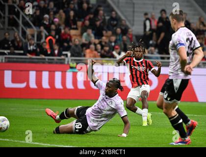 Milan, Italie. 19 octobre 2024. Samuel Chukwueze de l'AC Milan marque lors d'un match de football en Serie A entre l'AC Milan et l'Udinese à Milan, Italie, le 19 octobre 2024. Crédit : Alberto Lingria/Xinhua/Alamy Live News Banque D'Images