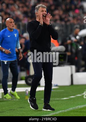 Turin, Italie. 19 octobre 2024. Marco Baroni, entraîneur-chef du Latium, enseigne lors d'un match de football de Serie A entre la Juventus et le Latium à Turin, Italie, le 19 octobre 2024. Crédit : Federico Tardito/Xinhua/Alamy Live News Banque D'Images