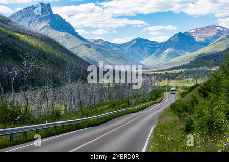 L'Akamina Parkway est une route de montagne sinueuse qui commence dans le townsite de Waterton et s'étend sur 16 km le long de la vallée Cameron, se terminant au lac Cameron. Banque D'Images