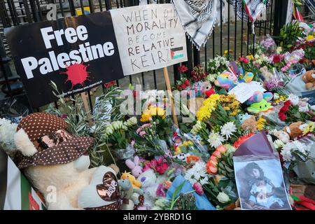 Londres, Royaume-Uni. 19 octobre 2024. La journée de rassemblement d'action pour la Palestine s'est terminée par la dépose de fleurs et de peluches aux portes de Downing Street pour les enfants de Palestine. Plus de 16 000 enfants ont été tués depuis le début de la guerre Israël-Hamas il y a plus d'un an. Crédit : onzième heure photographie/Alamy Live News Banque D'Images