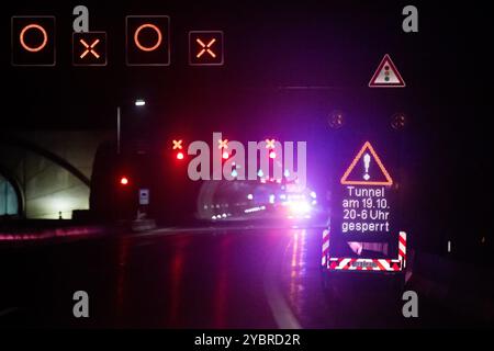 Jena, Allemagne. 19 octobre 2024. Il y a une remorque à l'entrée du tunnel avec un avis sur la fermeture du tunnel. Exercice majeur dans le tunnel du Jagdberg sur l'A4 entre les jonctions Bucha et Jena-Göschwitz dans la nuit du 19 au 20 octobre 2024. Environ 200 agents des services d'incendie, de contrôle des catastrophes et de police des autoroutes participent à l'exercice. Crédit : Jacob Schröter/dpa/Alamy Live News Banque D'Images