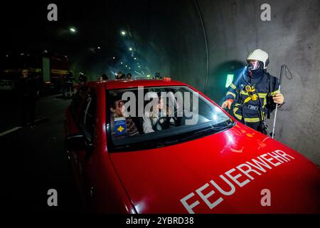 Jena, Allemagne. 20 octobre 2024. Dans un scénario d'embouteillage, les pompiers recherchent des personnes et les déplacent vers le tube voisin. Deux blessés ont été découverts dans un véhicule. Exercice majeur dans le tunnel du Jagdberg sur l'A4 entre les jonctions Bucha et Jena-Göschwitz dans la nuit du 19 au 20 octobre 2024. Environ 200 pompiers, membres de la protection civile et de la police des autoroutes participent à l'exercice. Crédit : Jacob Schröter/dpa/Alamy Live News Banque D'Images