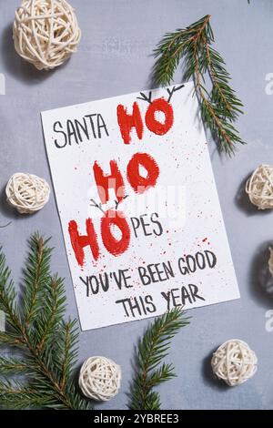 Préparation durable de Noël processus de bricolage de fabrication de cartes de voeux faites à la main. Activité étape par étape pour les enfants. Passe-temps inclusif et responsable de vacances de soulagement du stress. Célébration consciente Banque D'Images