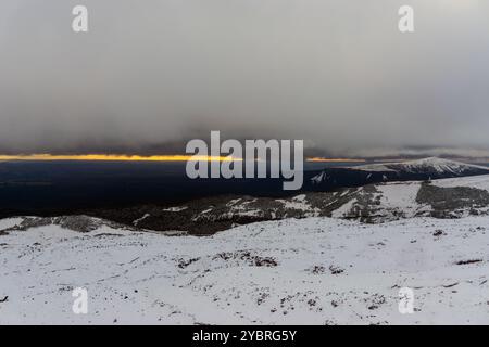 Parc national de Tongariro, Nouvelle-Zélande. Vue sur le coucher du soleil depuis Mountain Road Banque D'Images