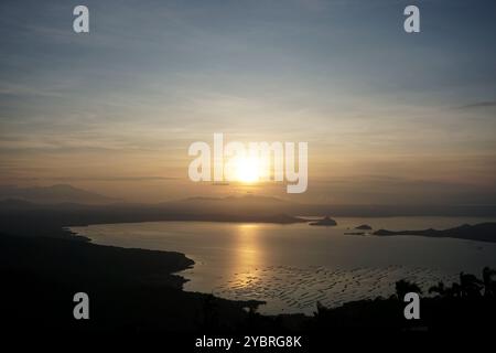 Tagaytay, Philippines. Lever du soleil sur le lac Taal Banque D'Images