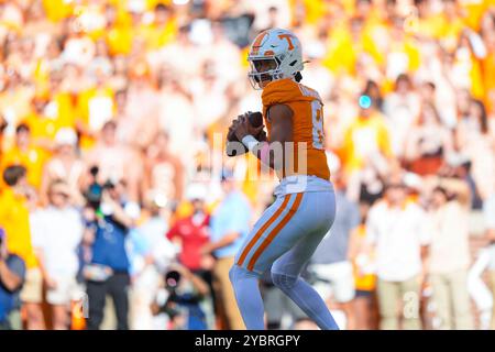 19 octobre 2024 : Nico Iamaleava #8 des volontaires du Tennessee lance la balle pendant le match de football de la NCAA entre les volontaires de l'Université du Tennessee et l'Université de l'Alabama Crimson Tide au stade Neyland à Knoxville TN Tim Gangloff/CSM Banque D'Images