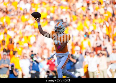 19 octobre 2024 : Nico Iamaleava #8 des volontaires du Tennessee lance la balle pendant le match de football de la NCAA entre les volontaires de l'Université du Tennessee et l'Université de l'Alabama Crimson Tide au stade Neyland à Knoxville TN Tim Gangloff/CSM Banque D'Images