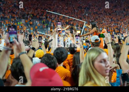 19 octobre 2024 : les fans des bénévoles du Tennessee prennent d'assaut le terrain et éliminent les poteaux de but après le match de football de la NCAA entre les bénévoles de l'Université du Tennessee et l'Université de l'Alabama Crimson Tide au Neyland Stadium de Knoxville TN Tim Gangloff/CSM Banque D'Images