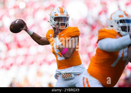 19 octobre 2024 : Nico Iamaleava #8 des volontaires du Tennessee lance la balle pendant le match de football de la NCAA entre les volontaires de l'Université du Tennessee et l'Université de l'Alabama Crimson Tide au stade Neyland à Knoxville TN Tim Gangloff/CSM Banque D'Images