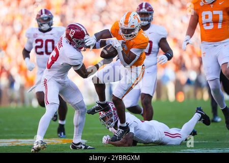 19 octobre 2024 : Dylan Sampson #6 des volontaires du Tennessee brouille la balle pendant le match de football de la NCAA entre les volontaires de l'Université du Tennessee et l'Université de l'Alabama Crimson Tide au Neyland Stadium de Knoxville TN Tim Gangloff/CSM Banque D'Images